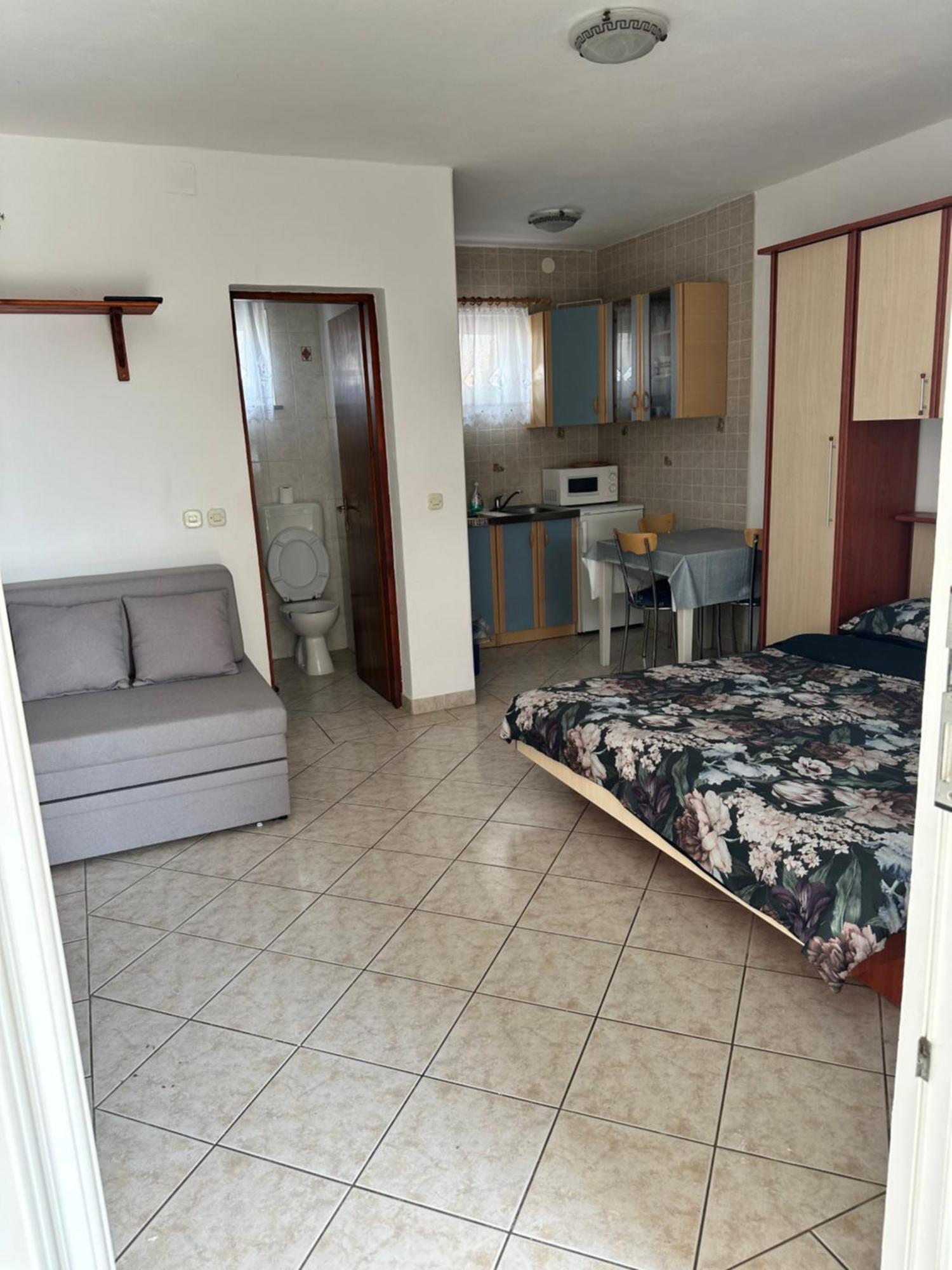Kristina Apartment Vir