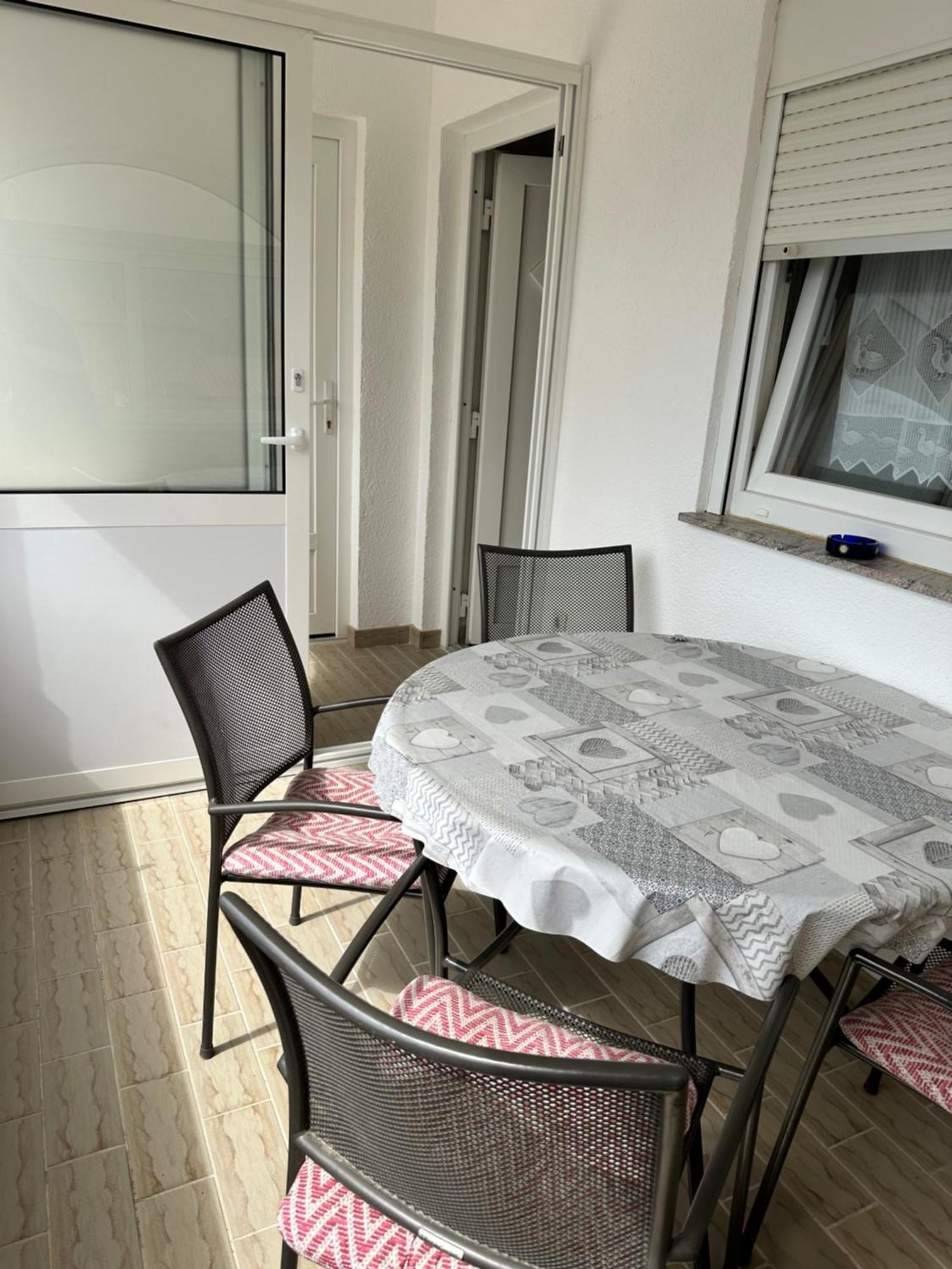 Kristina Apartment Vir